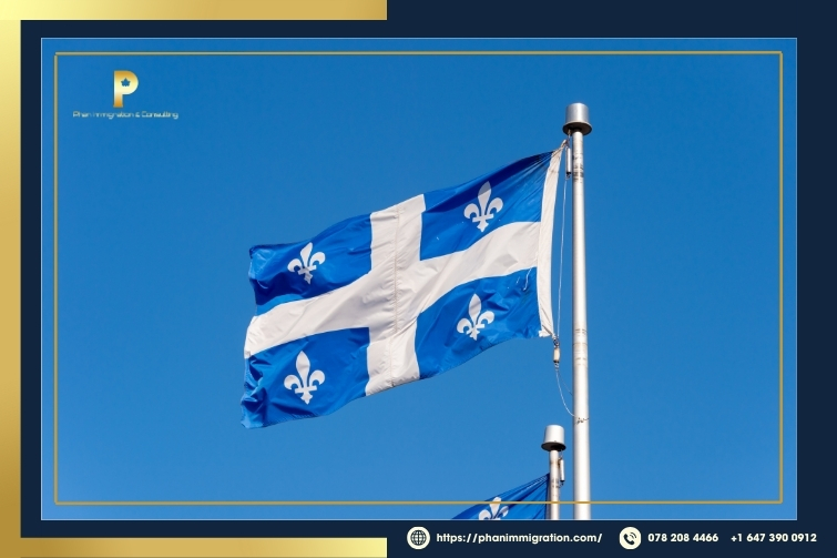 Cờ Quebec mang chữ thập trắng trên nền xanh cùng bốn hoa bách hợp, phản ánh di sản Pháp lâu đời