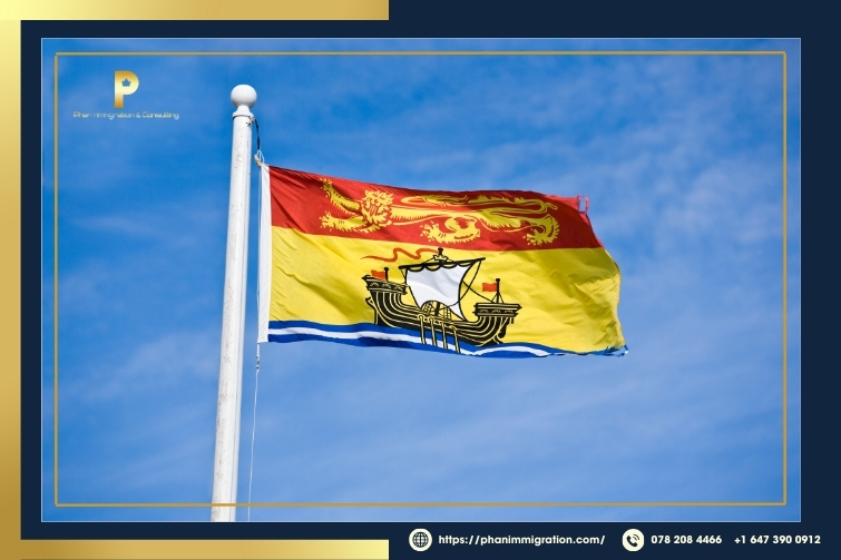Cờ New Brunswick có hình sư tử vàng và chiếc thuyền buồm, nhấn mạnh mối liên hệ lịch sử với Anh và ngành hàng hải