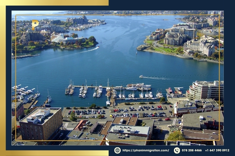 Vancouver gắn liền với lịch sử phát triển đường sắt và thương cảng Canada