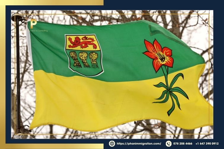 Cờ Saskatchewan nền trên xanh lá, nền dưới vàng với huy hiệu gồm sư tử đỏ và ba bông lúa mì, biểu tượng cho rừng, nông nghiệp